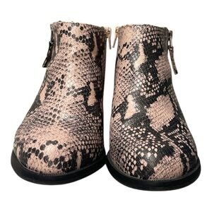 Time and True memory foam Women’s Animal print ankle boots SZ 6W